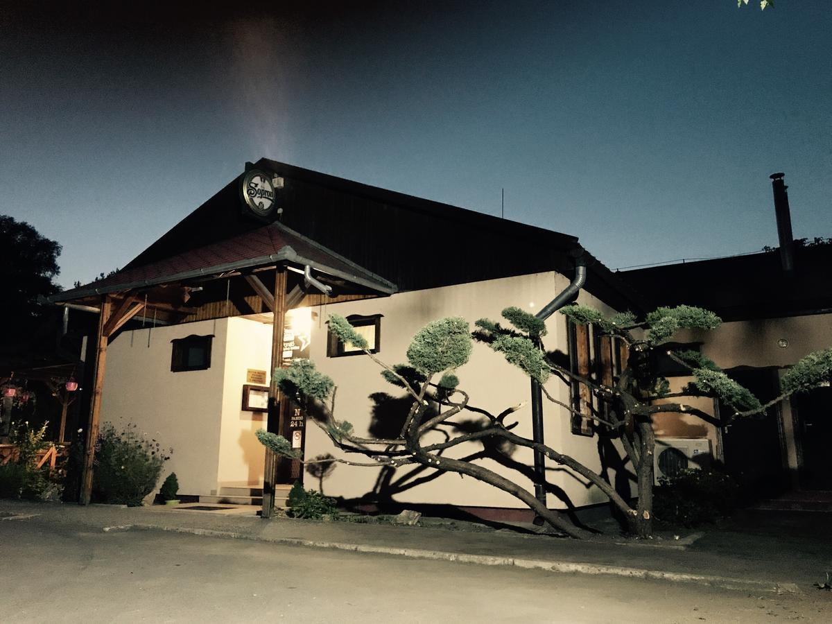 Sztar Motel Etterem Balassagyarmat Exteriér fotografie